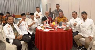 H. Rachmat Hidayat (Yopi Karim) dan H. Rustam Effendi, foto bersama kader Partai Keadilan Sejahtera. (Bekisar Media / Oyong Hairudin)