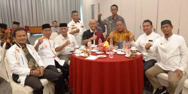 H. Rachmat Hidayat (Yopi Karim) dan H. Rustam Effendi, foto bersama kader Partai Keadilan Sejahtera. (Bekisar Media / Oyong Hairudin)