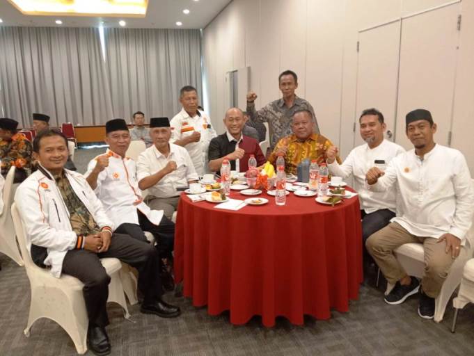 H. Rachmat Hidayat (Yopi Karim) dan H. Rustam Effendi, foto bersama kader Partai Keadilan Sejahtera. (Bekisar Media / Oyong Hairudin)