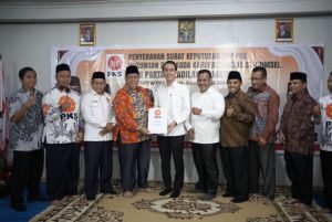 Bakal Calon Bupati Kabupaten Ogan Komering Ilir, Muchendi Mahzarekki dan Supriyanto, menerima Surat Keputusan dari DPP PKS mengenai dukungan untuk maju di Pilkada OKI, pada hari Kamis tanggal 11 Juli 2024 di Aula DPTW PKS Sumsel. (Bekisar Media / Oyong Hairudin)