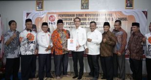 Bakal Calon Bupati Kabupaten Ogan Komering Ilir, Muchendi Mahzarekki dan Supriyanto, menerima Surat Keputusan dari DPP PKS mengenai dukungan untuk maju di Pilkada OKI, pada hari Kamis tanggal 11 Juli 2024 di Aula DPTW PKS Sumsel. (Bekisar Media / Oyong Hairudin)