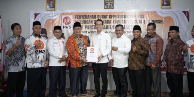 Bakal Calon Bupati Kabupaten Ogan Komering Ilir, Muchendi Mahzarekki dan Supriyanto, menerima Surat Keputusan dari DPP PKS mengenai dukungan untuk maju di Pilkada OKI, pada hari Kamis tanggal 11 Juli 2024 di Aula DPTW PKS Sumsel. (Bekisar Media / Oyong Hairudin)