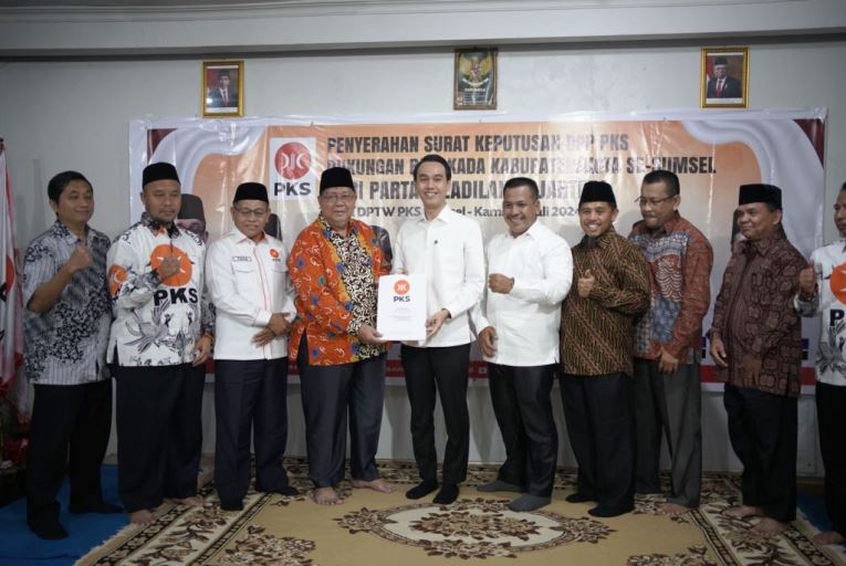 Bakal Calon Bupati Kabupaten Ogan Komering Ilir, Muchendi Mahzarekki dan Supriyanto, menerima Surat Keputusan dari DPP PKS mengenai dukungan untuk maju di Pilkada OKI, pada hari Kamis tanggal 11 Juli 2024 di Aula DPTW PKS Sumsel. (Bekisar Media / Oyong Hairudin)