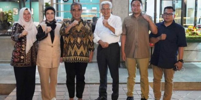Pasangan Calon Gubernur Provinsi Sumatera Selatan, Mawardi Yahya dan R.A. Anita Noeringhati, didampingi Ketua Dewan Pimpinan Daerah Partai Gerakan Indonesia Raya, Kartika Sandra Desi, foto bersama Sekretaris Jenderal Dewan Pimpinan Pusat Partai Gerindra, Ahmad Muzani. (Humas MATAHATI)