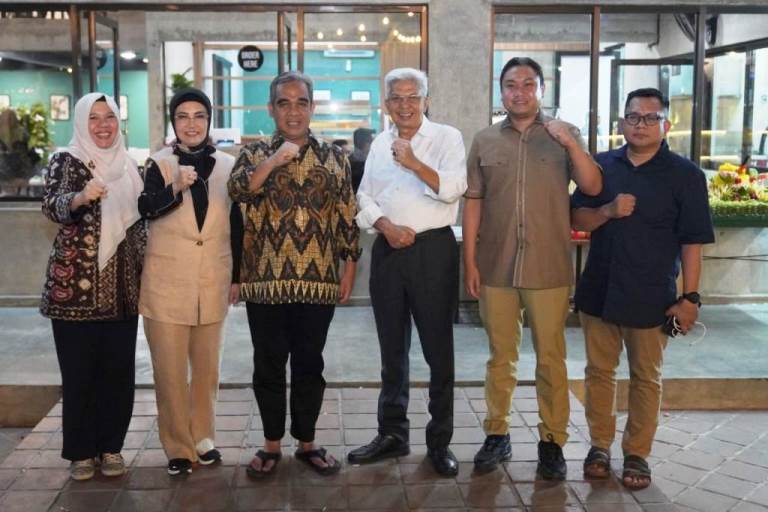 Pasangan Calon Gubernur Provinsi Sumatera Selatan, Mawardi Yahya dan R.A. Anita Noeringhati, didampingi Ketua Dewan Pimpinan Daerah Partai Gerakan Indonesia Raya, Kartika Sandra Desi, foto bersama Sekretaris Jenderal Dewan Pimpinan Pusat Partai Gerindra, Ahmad Muzani. (Humas MATAHATI)