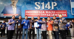 Yudha Pratomo Mahyuddin dan Baharudin mendapatkan surat persetujuan pencalonan Wali Kota dan Wakil Wali Kota Palembang dari Partai Demokrat untuk mendaftar ke Komisi Pemilihan Umum pada hari Sabtu tanggal 20 Juli 2024 di Kantor DPP Partai Demokrat. (BekisarMedia/Rajab)