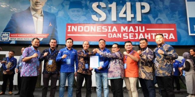 Yudha Pratomo Mahyuddin dan Baharudin mendapatkan surat persetujuan pencalonan Wali Kota dan Wakil Wali Kota Palembang dari Partai Demokrat untuk mendaftar ke Komisi Pemilihan Umum pada hari Sabtu tanggal 20 Juli 2024 di Kantor DPP Partai Demokrat. (BekisarMedia/Rajab)