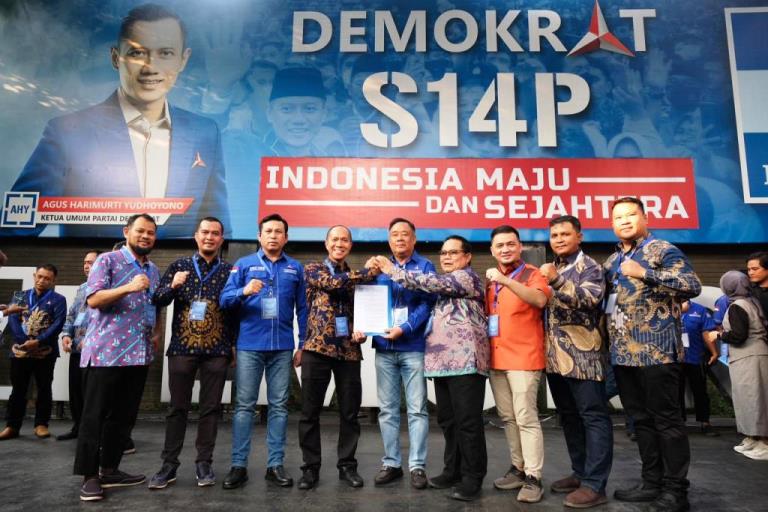 Yudha Pratomo Mahyuddin dan Baharudin mendapatkan surat persetujuan pencalonan Wali Kota dan Wakil Wali Kota Palembang dari Partai Demokrat untuk mendaftar ke Komisi Pemilihan Umum pada hari Sabtu tanggal 20 Juli 2024 di Kantor DPP Partai Demokrat. (BekisarMedia/Rajab)