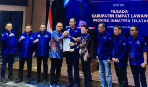 Bakal Calon Bupati dan Wakil Bupati Kabupaten Empat Lawang, Joncik Muhammad dan Arifa'i, menerima Surat Persetujuan Pencalonan Sebagai Bupati Kabupaten Empat Lawang dari Partai Demokrat, pada hari Sabtu tanggal 20 Juli 2024. (BekisarMedia.id/SMSI Sumsel)