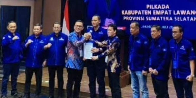 Bakal Calon Bupati dan Wakil Bupati Kabupaten Empat Lawang, Joncik Muhammad dan Arifa'i, menerima Surat Persetujuan Pencalonan Sebagai Bupati Kabupaten Empat Lawang dari Partai Demokrat, pada hari Sabtu tanggal 20 Juli 2024. (BekisarMedia.id/SMSI Sumsel)