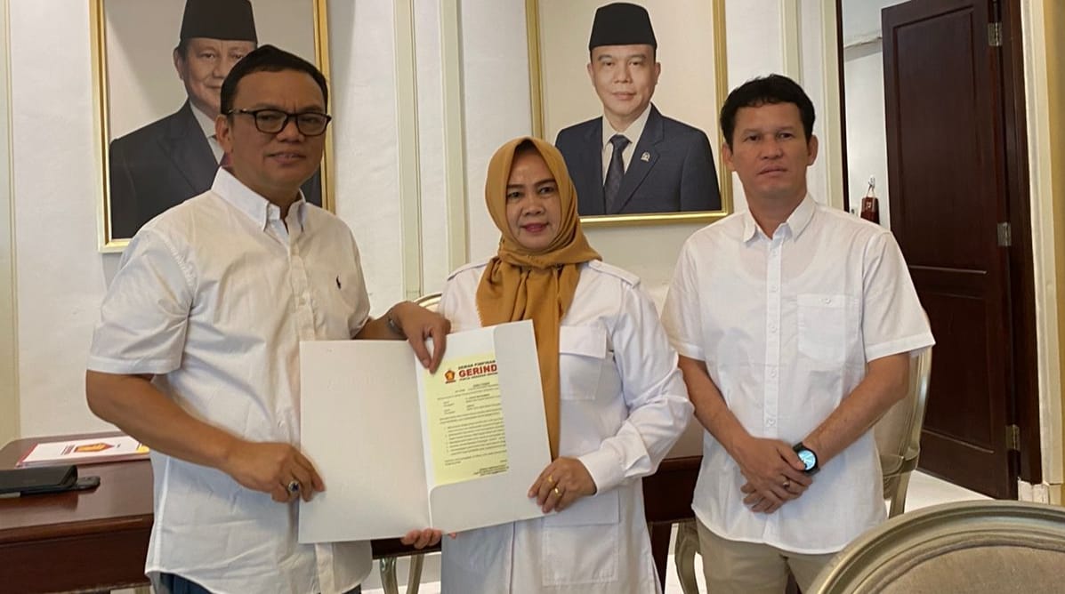 Bakal Calon Bupati Kabupaten Empat Lawang, Joncik Muhammad, menerima Surat Tugas dari Partai Gerakan Indonesia Raya (Gerindra) untuk maju di Pemilihan Bupati Kabupaten Empat Lawang, hari Minggu tanggal 21 Juli 2024. (BekisarMedia.id/SMSI)