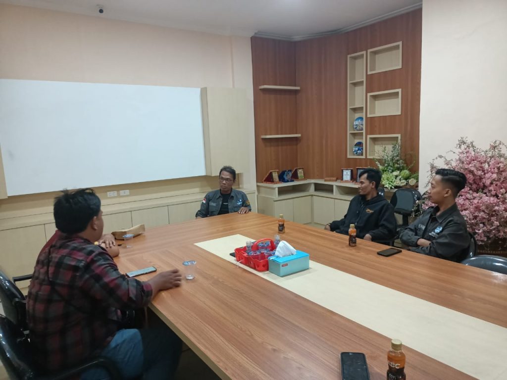 Rapat Perdana Pengurus DPD Pro Jurnalismedia Siber Provinsi Sumatera Selatan, di Sekretariat DPD PJS Sumsel yang beralamat, Jln. Kapten Arivai, No. 220, Kecamatan Ilir Barat I, Kota Palembang, pada hari Senin tanggal 22 Juli 2024. (Bekisar Media / Angga Putra)