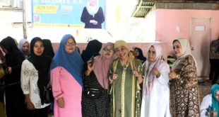 Bakal Calon Bupati Kabupaten Musi Banyuasin, Hj. Lucianty, foto bersama warga saat melakukan pertemuan di Kecamatan Babat Supat, pada hari Minggu tanggal 21 Juli 2024. (Bekisar Media / Eka Sahputra)