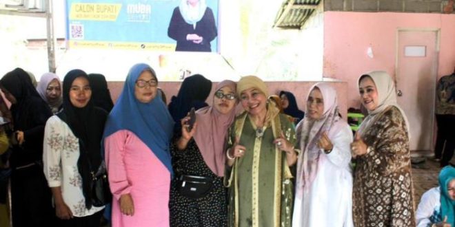 Bakal Calon Bupati Kabupaten Musi Banyuasin, Hj. Lucianty, foto bersama warga saat melakukan pertemuan di Kecamatan Babat Supat, pada hari Minggu tanggal 21 Juli 2024. (Bekisar Media / Eka Sahputra)