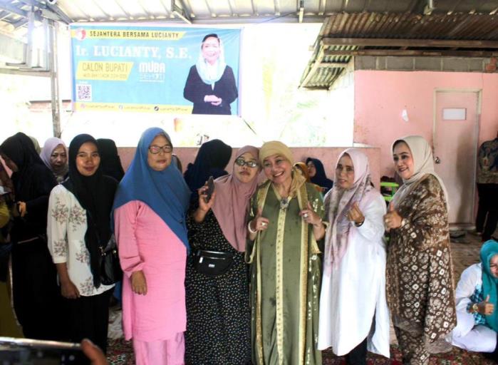 Bakal Calon Bupati Kabupaten Musi Banyuasin, Hj. Lucianty, foto bersama warga saat melakukan pertemuan di Kecamatan Babat Supat, pada hari Minggu tanggal 21 Juli 2024. (Bekisar Media / Eka Sahputra)