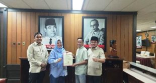 Ratu Dewa dan Prima Salam menerima Surat Tugas dari DPP Partai Gerindra yang diserahkan langsung ole Wakil Sekretaris Jenderal DPP Partai Gerindra, Fikrah Auliya Rahman, dan didampingi Ketua DPD Gerindra Sumsel, Kartika Sandra Desi, hari Selasa tanggal 23 Juli 2024. (Bekisar Media/Edi Triono)