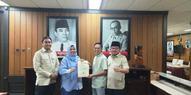 Ratu Dewa dan Prima Salam menerima Surat Tugas dari DPP Partai Gerindra yang diserahkan langsung ole Wakil Sekretaris Jenderal DPP Partai Gerindra, Fikrah Auliya Rahman, dan didampingi Ketua DPD Gerindra Sumsel, Kartika Sandra Desi, hari Selasa tanggal 23 Juli 2024. (Bekisar Media/Edi Triono)