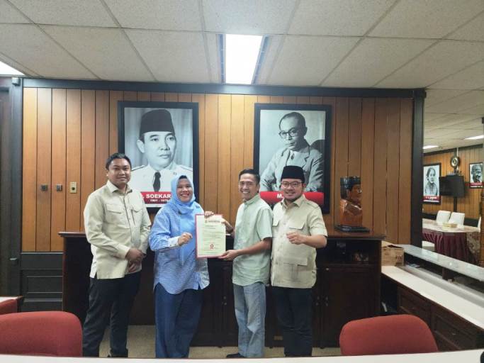 Ratu Dewa dan Prima Salam menerima Surat Tugas dari DPP Partai Gerindra yang diserahkan langsung ole Wakil Sekretaris Jenderal DPP Partai Gerindra, Fikrah Auliya Rahman, dan didampingi Ketua DPD Gerindra Sumsel, Kartika Sandra Desi, hari Selasa tanggal 23 Juli 2024. (Bekisar Media/Edi Triono)