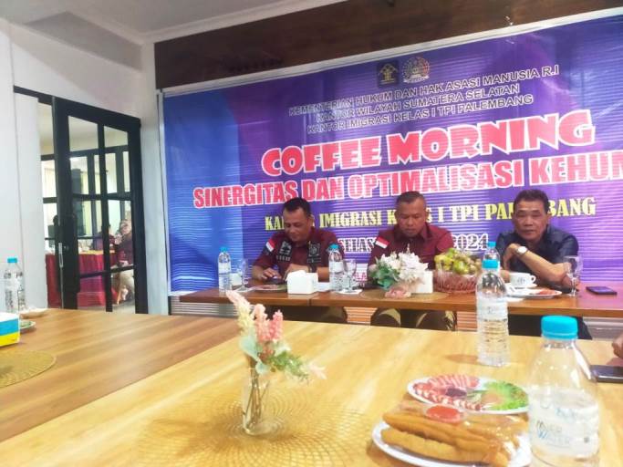 Kementerian Hukum dan Hak Asasi Manusia (Kemenkumham) Republik Indonesia Kantor Wilayah (Kanwil) Provinsi Sumatera Selatan (Sumsel) Kantor Imigrasi Kelas I TPI Palembang menggelar coffee morning dengan tema Sinergitas dan Optimalisasi Kehumasan dengan Wartawan di Sumsel, pada hari Selasa tanggal 30 Juli 2024 di Kopi 7 Kambang Iwak, Palembang. (Bekisar Media / SMSI Sumsel)