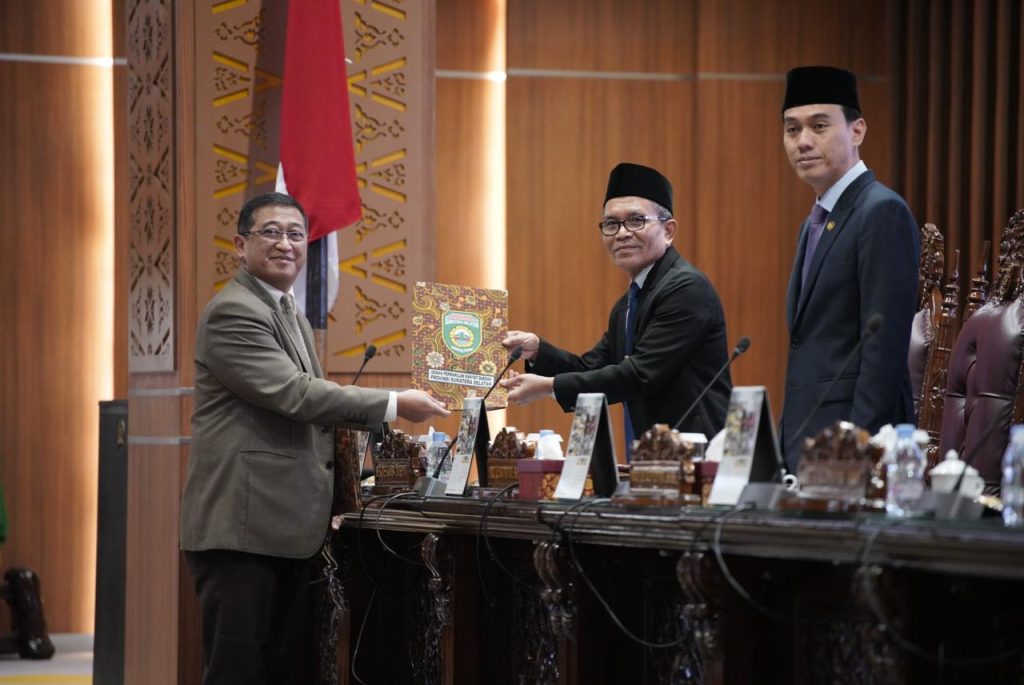 Anggota Dewan Perwakilan Rakyat Daerah Provinsi Sumatera Selatan dari Fraksi Partai Demokrasi Indonesia Perjuangan, Yudha Rinaldi, menyerahkan Pandangan Umum Fraksi Terhadap Raperda Pertanggungjawaban APBD Sumsel Tahun Anggaran 2023 Kepada Pimpinan Rapat Paripurna ke 84 DPRD Sumsel pada hari Senin tanggal 3 Juni 2024. (foto : Humas DPRD Sumsel)