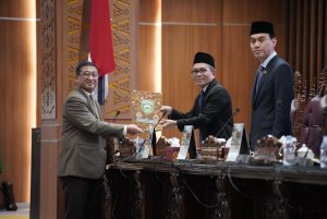 Anggota Dewan Perwakilan Rakyat Daerah Provinsi Sumatera Selatan dari Fraksi Partai Demokrasi Indonesia Perjuangan, Yudha Rinaldi, menyerahkan Pandangan Umum Fraksi Terhadap Raperda Pertanggungjawaban APBD Sumsel Tahun Anggaran 2023 Kepada Pimpinan Rapat Paripurna ke 84 DPRD Sumsel pada hari Senin tanggal 3 Juni 2024. (foto : Humas DPRD Sumsel)