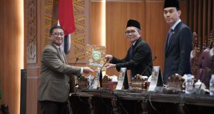 Anggota Dewan Perwakilan Rakyat Daerah Provinsi Sumatera Selatan dari Fraksi Partai Demokrasi Indonesia Perjuangan, Yudha Rinaldi, menyerahkan Pandangan Umum Fraksi Terhadap Raperda Pertanggungjawaban APBD Sumsel Tahun Anggaran 2023 Kepada Pimpinan Rapat Paripurna ke 84 DPRD Sumsel pada hari Senin tanggal 3 Juni 2024. (foto : Humas DPRD Sumsel)