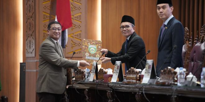 Anggota Dewan Perwakilan Rakyat Daerah Provinsi Sumatera Selatan dari Fraksi Partai Demokrasi Indonesia Perjuangan, Yudha Rinaldi, menyerahkan Pandangan Umum Fraksi Terhadap Raperda Pertanggungjawaban APBD Sumsel Tahun Anggaran 2023 Kepada Pimpinan Rapat Paripurna ke 84 DPRD Sumsel pada hari Senin tanggal 3 Juni 2024. (foto : Humas DPRD Sumsel)