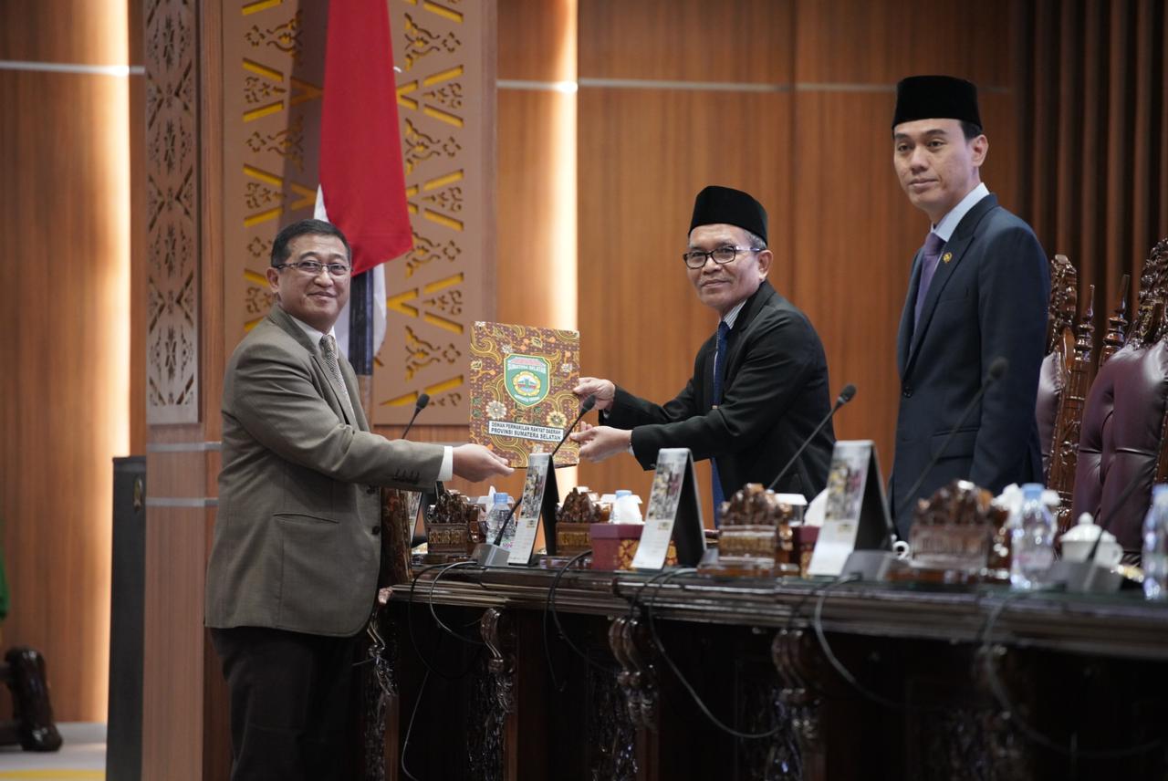 Anggota Dewan Perwakilan Rakyat Daerah Provinsi Sumatera Selatan dari Fraksi Partai Demokrasi Indonesia Perjuangan, Yudha Rinaldi, menyerahkan Pandangan Umum Fraksi Terhadap Raperda Pertanggungjawaban APBD Sumsel Tahun Anggaran 2023 Kepada Pimpinan Rapat Paripurna ke 84 DPRD Sumsel pada hari Senin tanggal 3 Juni 2024. (foto : Humas DPRD Sumsel)