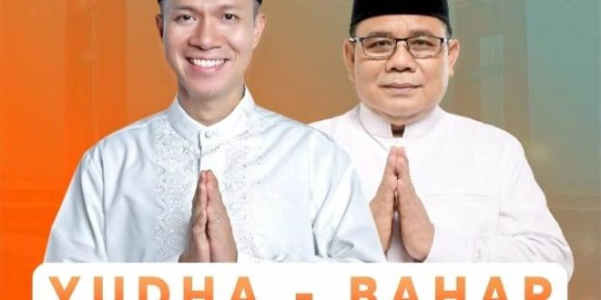Bakal Calon Wali Kota Palembang, Yudha Pratomo Mahyuddin, foto bersama Ketua Dewan Pimpinan Daerah Partai Keadilan Sejahtera Kota Palembang, Baharudin. (Bekisar Media / PKS Kota Palembang)