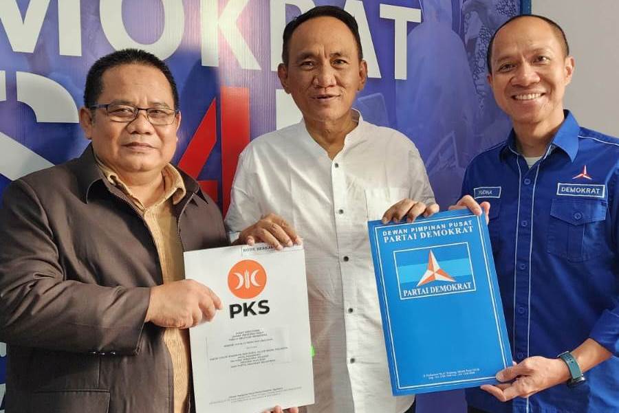 Pasangan Bakal Calon Wali Kota dan Calon Wakil Wali Kota Palembang, Ir. Yudha Pratomo Mahyuddin dan Ir. Baharudi, bersama Andi Arif. (Bekisar Media / Tim YPM)