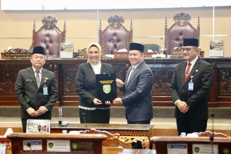 Ketua DPRD Sumsel, R.A. Anita Noeringhati, bersama Pj. Gubernur Sumsel, Elen Setiadi, saat Rapat Paripurna ke 84 di Ruang Rapat Paripurna DPRD Sumsel, Jalan POM IX Kota Palembang, pada hari Rabu tanggal 3 Juli 2024, dengan Agenda menyetujui Rancangan Peraturan Daerah (Raperda) tentang Pertanggungjawaban Pelaksanaan Anggaran Pendapatan dan Belanja Daerah (APBD) Tahun Anggaran (TA) 2023 menjadi Peraturan Daerah. (Bekisar Media / DPRD Sumsel)
