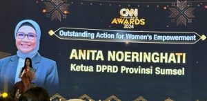 Ketua Dewan Perwakilan Rakyat Daerah (DPRD) Provinsi Sumatera Selatan (Sumsel), R.A. Anita Noeringhati, mendapatkan penghargaan prestisius pada CNN Indonesia Award tahun 2024 yang digelar pada hari Rabu tanggal 10 Juli 2024 di Hotel The Zuri, Kota Palembang. (Bekisar Media / Oyong Hairudin)