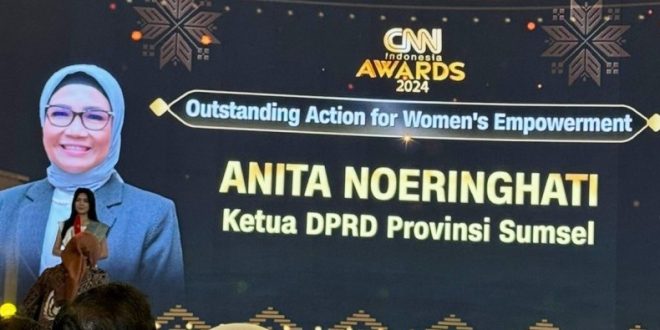 Ketua Dewan Perwakilan Rakyat Daerah (DPRD) Provinsi Sumatera Selatan (Sumsel), R.A. Anita Noeringhati, mendapatkan penghargaan prestisius pada CNN Indonesia Award tahun 2024 yang digelar pada hari Rabu tanggal 10 Juli 2024 di Hotel The Zuri, Kota Palembang. (Bekisar Media / Oyong Hairudin)