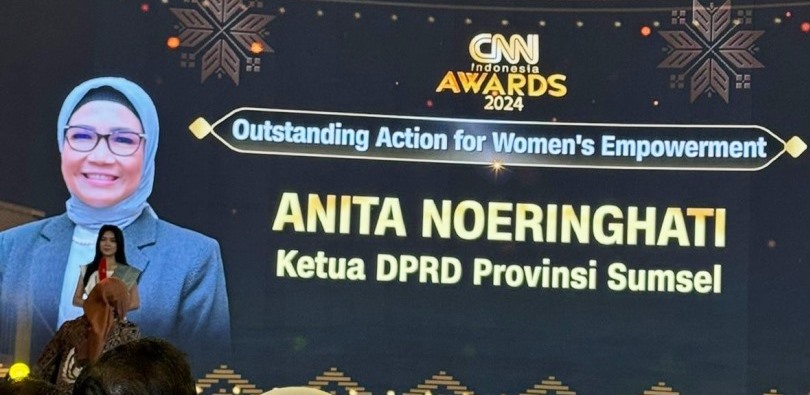 Ketua Dewan Perwakilan Rakyat Daerah (DPRD) Provinsi Sumatera Selatan (Sumsel), R.A. Anita Noeringhati, mendapatkan penghargaan prestisius pada CNN Indonesia Award tahun 2024 yang digelar pada hari Rabu tanggal 10 Juli 2024 di Hotel The Zuri, Kota Palembang. (Bekisar Media / Oyong Hairudin)