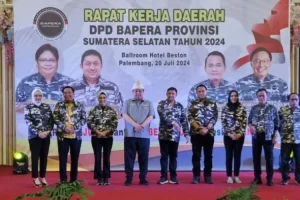 Ketua Umum Partai Golongan Karya, Airlangga Hartarto, didampingi R.A. Anita Noeringhati, saat menghadiri Rapat Kerja Daerah DPD Bapera Provinsi Sumatera Selatan, di Beston Hotel hari Sabtu tanggal 20 Juli 2024. (Bekisar Media/Oyong Hairudin)