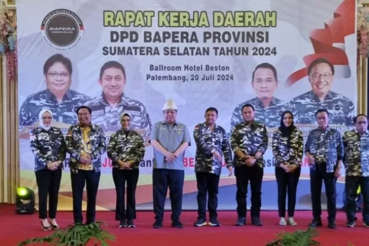 Ketua Umum Partai Golongan Karya, Airlangga Hartarto, didampingi R.A. Anita Noeringhati, saat menghadiri Rapat Kerja Daerah DPD Bapera Provinsi Sumatera Selatan, di Beston Hotel hari Sabtu tanggal 20 Juli 2024. (Bekisar Media/Oyong Hairudin)