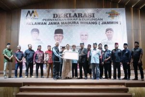 Bakal Calon Gubernur dan Calon Wakil Gubernur Provinsi Sumatera Selatan, Mawardi Yahya dan R.A. Anita Noeringhati, menerima dukungan dari Relawan Jawa Madura Minang, untuk maju di Pemilihan Gubernur Sumsel, pada hari Sabtu tanggal 6 Juli 2024 di Gedung Limbersa, Kota Palembang.