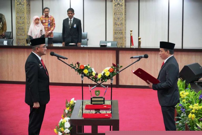 Pj. Gubernur Sumatera Selatan, Elen Setiadi, melantik Edward Candra sebagai Pj. Sekretaris Daerah Provinsi Sumatera Selatan, hari Jum'at tanggal 19 Juli 2024 di Auditorium Bina Praja Sekretariat Daerah Provinsi Sumatera Selatan (Bekisar Media / Raam Syahfutro)