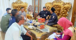 Ketua Badan Pengawas Pemilu Provinsi Sumatera Selatan, Kurniawan, menerima kehadiran Petugas Pemutakhiran Data Pemilih (PANTARLIH) yang melakukan Pencocokan Data dan Penelitian (Coklit) Data Pemilih di Kediamannya, pada hari Sabtu tanggal 6 Juli 2024. (foto : Bawaslu Kota Palembang)