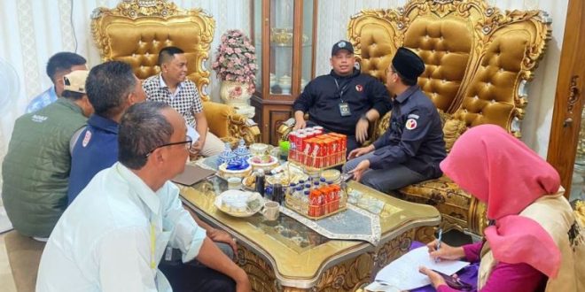 Ketua Badan Pengawas Pemilu Provinsi Sumatera Selatan, Kurniawan, menerima kehadiran Petugas Pemutakhiran Data Pemilih (PANTARLIH) yang melakukan Pencocokan Data dan Penelitian (Coklit) Data Pemilih di Kediamannya, pada hari Sabtu tanggal 6 Juli 2024. (foto : Bawaslu Kota Palembang)