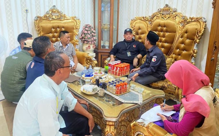Ketua Badan Pengawas Pemilu Provinsi Sumatera Selatan, Kurniawan, menerima kehadiran Petugas Pemutakhiran Data Pemilih (PANTARLIH) yang melakukan Pencocokan Data dan Penelitian (Coklit) Data Pemilih di Kediamannya, pada hari Sabtu tanggal 6 Juli 2024. (foto : Bawaslu Kota Palembang)