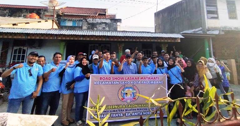 Relawan MATAHATI foto bersama setelah melakukan koordinasi dalam rangka memenangkan Mawardi Yahya dan R.A. Anita Noeringhati sebagai Gubernur dan Wakil Gubernur Provinsi Sumatera Selatan Periode 2024-2029. (BekisarMedia.id/Oyong Hairudin(