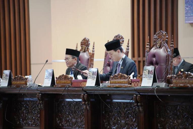 Sekretaris Daerah Provinsi Sumatera Selatan, Supriono, dan Wakil Ketua DPRD Sumsel, Muchendi Mahzarekki, saat memimpin Rapat Paripurna ke 84 DPRD Sumsel dengan agenda andangan Umum Fraksi Terhadap Raperda Pertanggungjawaban APBD Sumsel Tahun Anggaran 2023 pada hari Senin tanggal 3 Juni 2024. (foto : Humas DPRD Sumsel)