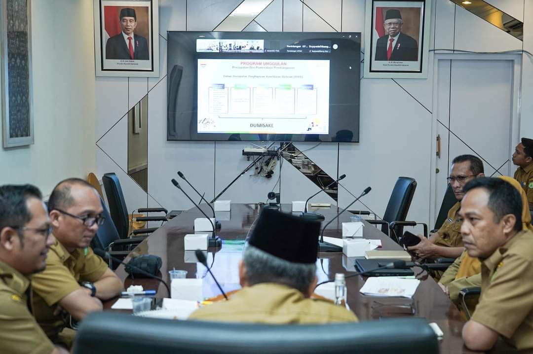 Sekretaris Daerah (Sekda) Kabupaten Musi Banyuasin (Muba), H. Apriyadi Mahmud, mengikuti Rapat Koordinasi (Rakor) Regional Upaya Percepatan Penghapusan Kemiskinan Ekstrim Tahun 2024 untuk Regional 1 Sumatera secara virtual, hari Senin tanggal 5 Agustus 2024. (Bekisar Media / Diskominfo Muba)