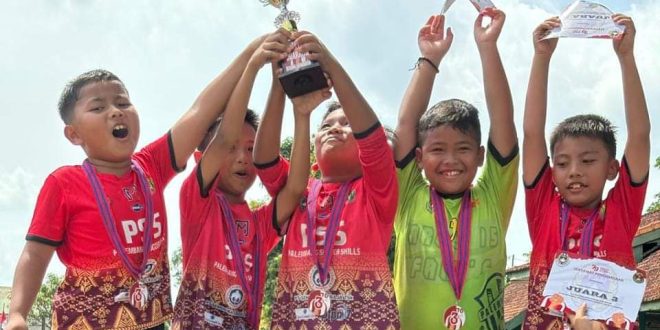 Sekolah Sepak Bola (SSB) Palembang Soccer Skills (PSS) juara 3 pada turnamen Hari Ulang Tahun (HUT) kemerdekaan Republik Indonesia (RI) U-9 tahun di Lapangan Sepak Bola Ajendam, Sekojo, Palembang, Minggu 11 Agustus 2024. (Bekisar Media / Edi Triono)