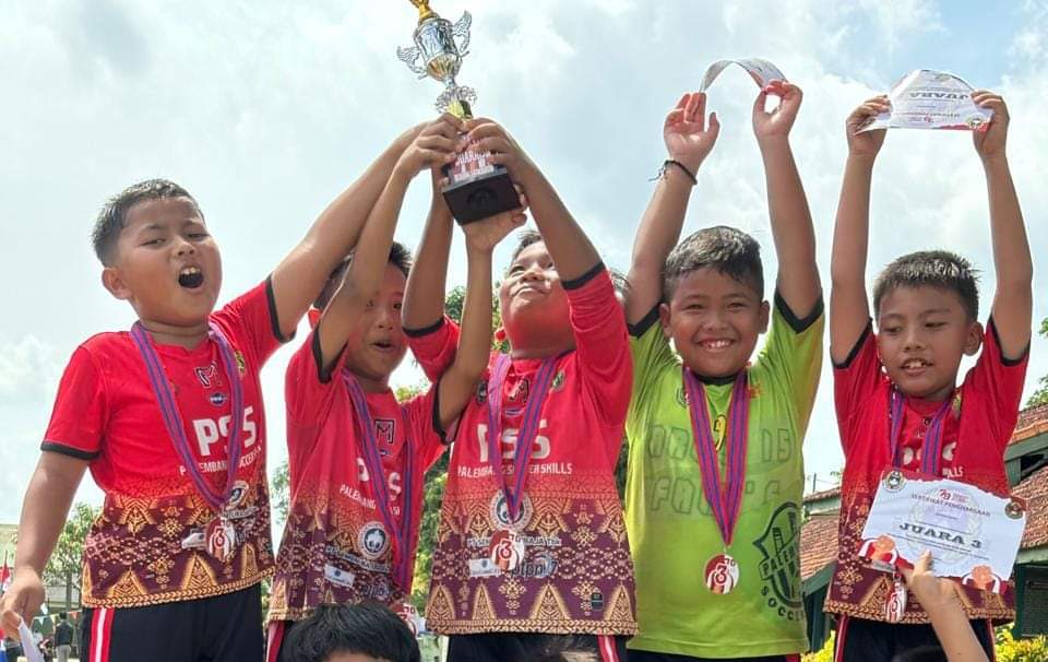 Sekolah Sepak Bola (SSB) Palembang Soccer Skills (PSS) juara 3 pada turnamen Hari Ulang Tahun (HUT) kemerdekaan Republik Indonesia (RI) U-9 tahun di Lapangan Sepak Bola Ajendam, Sekojo, Palembang, Minggu 11 Agustus 2024. (Bekisar Media / Edi Triono)
