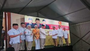 Mawardi Yahya dan R.A. Anita Noeringhati menerima Surat Persetujuan Pencalonan Sebagai Gubernur dan Wakil Gubernur dari Partai Gerindra. (Bekisar Media / Fauzi)