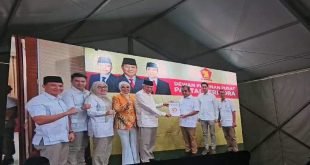 Mawardi Yahya dan R.A. Anita Noeringhati menerima Surat Persetujuan Pencalonan Sebagai Gubernur dan Wakil Gubernur dari Partai Gerindra. (Bekisar Media / Fauzi)