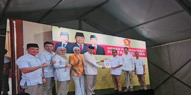 Mawardi Yahya dan R.A. Anita Noeringhati menerima Surat Persetujuan Pencalonan Sebagai Gubernur dan Wakil Gubernur dari Partai Gerindra. (Bekisar Media / Fauzi)