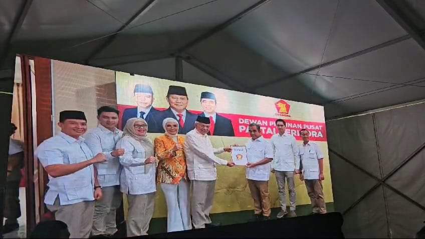 Mawardi Yahya dan R.A. Anita Noeringhati menerima Surat Persetujuan Pencalonan Sebagai Gubernur dan Wakil Gubernur dari Partai Gerindra. (Bekisar Media / Fauzi)